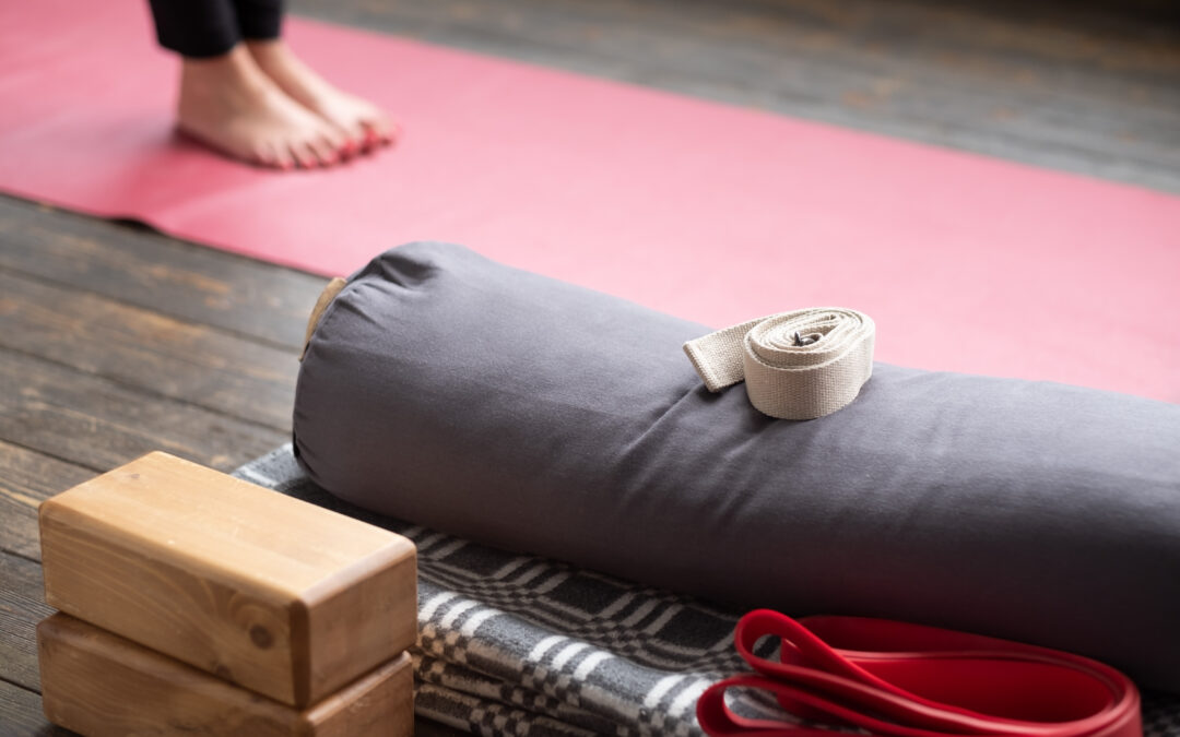 Yoga mit Hilfsmitteln – Tipps von Asanam